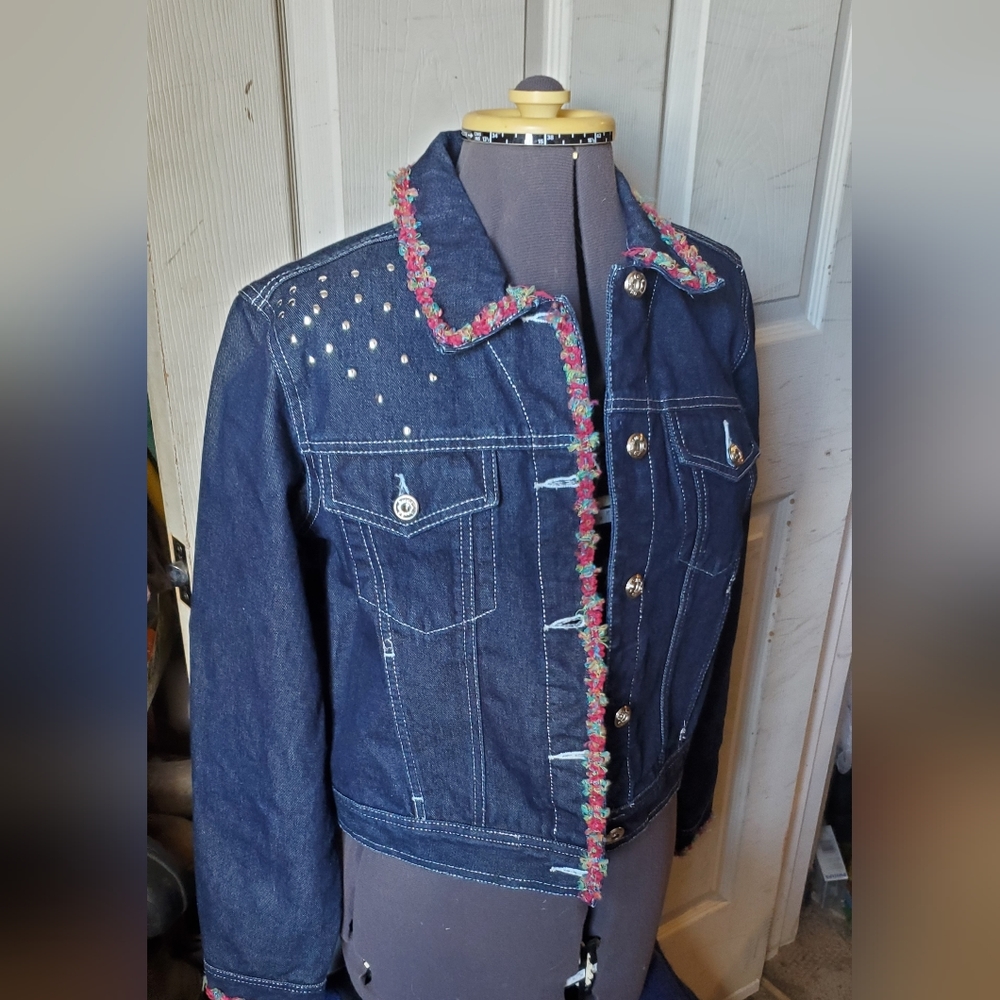 Jean jacket Beverly's sz S with cute trim.